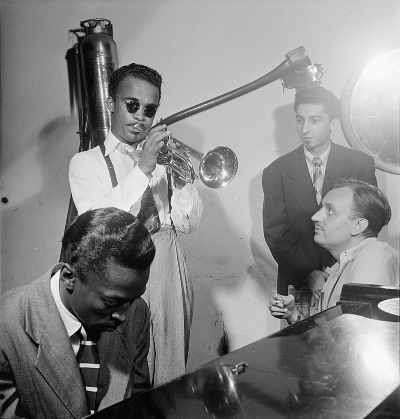Ο Miles Davis στο πιάνο μαζί με τους Howard McGhee (trumpet), Joe Albany (pianist, standing) και Brick Fleagle (guitarist, smoking), Σεπτέμβριος 1947