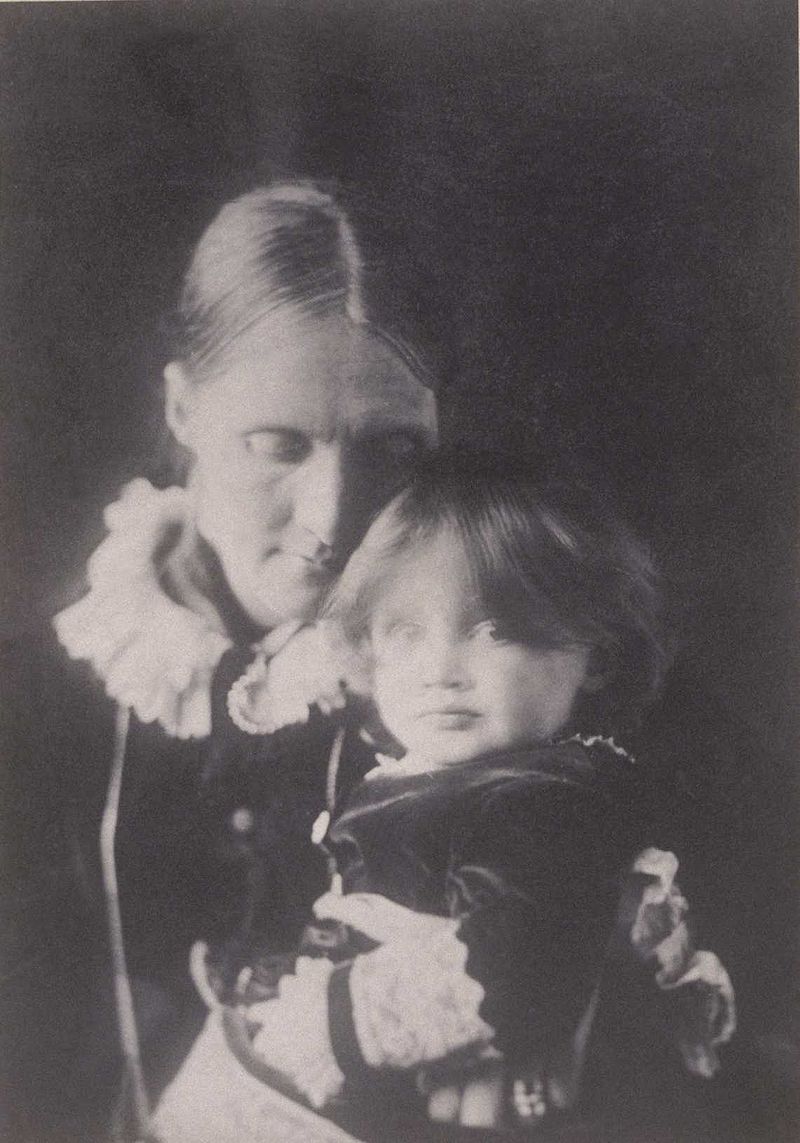 Η Βιρτζίνια στην αγκαλιά της μητέρας της, 1884.